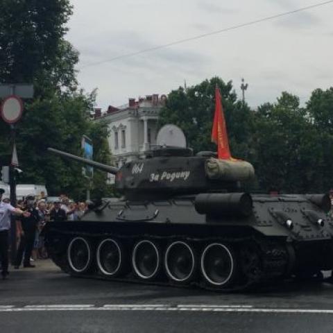 Инцидент с Т-34 на параде в Крыму: почему танк повернул на зрителей  