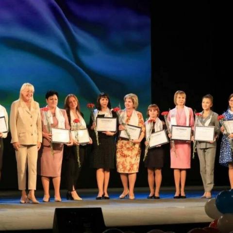 Крымские учителя получили премии за победителей школьных олимпиад и стобальников